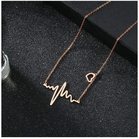 Jewelry - Gold heartbeat necklace